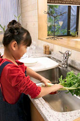 お手伝いする女の子